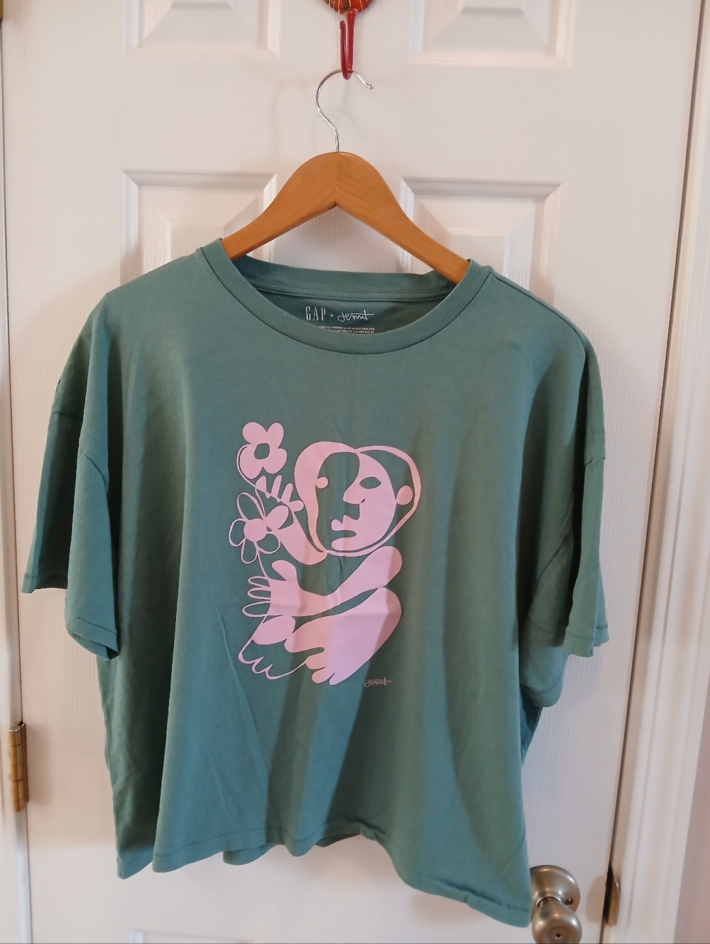 GAP Sage Green Short Sleeve Tee with Pink Abstract Graphic Size XL